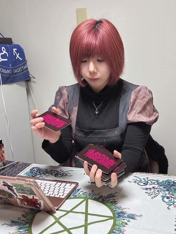 間黒翼先生のタロット占い風景